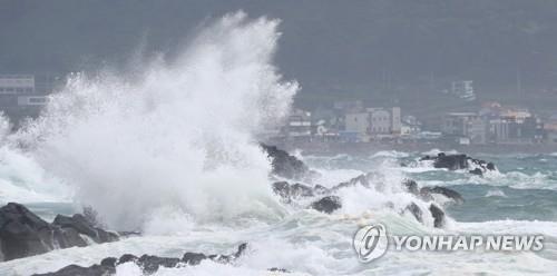 Strong waves pound the southern shores of Jeju Island on Aug. 25, 2020, as Typhoon Bavi approaches the Korean Peninsula. (Yonhap)