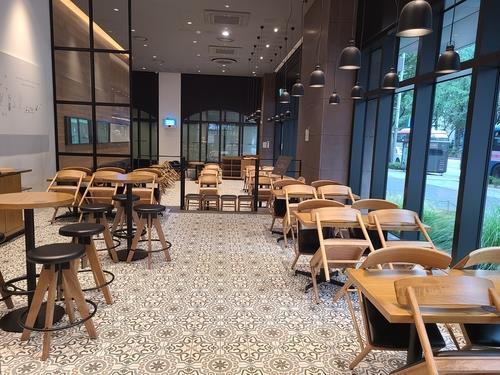 Seating is not permitted at a cafe in central Seoul on Aug. 30, 2020, the first day the government's weeklong social distancing restrictions on restaurants, bakeries and cafes took effect. (Yonhap)