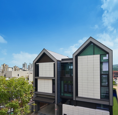 This photo provided by LG Electronics Inc. on Sept. 3, 2020, shows the exterior of its smart home, LG ThinQ Home, in Pangyo, south of Seoul. (PHOTO NOT FOR SALE) (Yonhap)