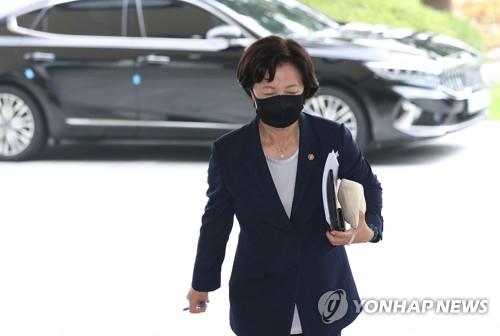 Justice Minister Choo Mi-ae arrives at the government complex in central Seoul on Sept. 15, 2020, to attend a Cabinet meeting. (Yonhap)