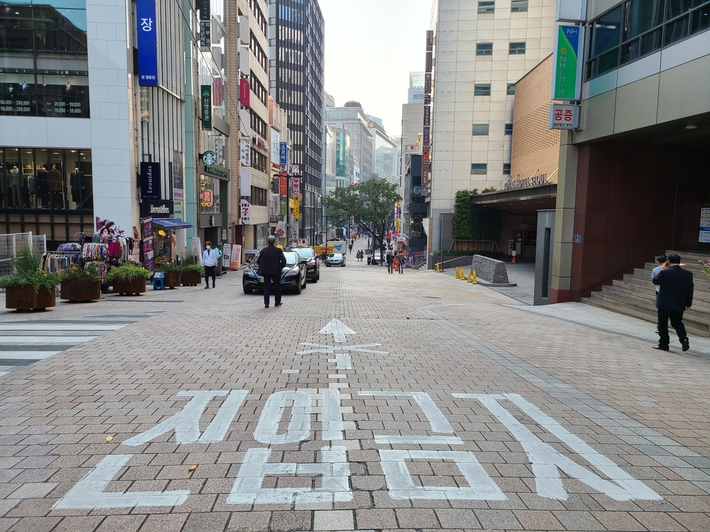 Myeongdong, the popular shopping district in downtown Seoul, is quiet on Oct. 20, 2020. (Yonhap)