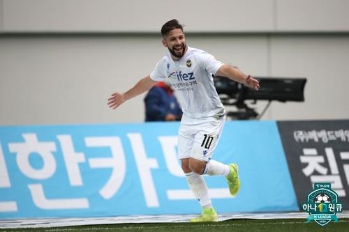 Elias Aguilar of Incheon United celebrates his goal against FC Seoul during a K League 1 match at Seoul World Cup Stadium in Seoul on Oct. 31, 2020, in this photo provided by the Korea Professional Football League. (PHOTO NOT FOR SALE) (Yonhap)