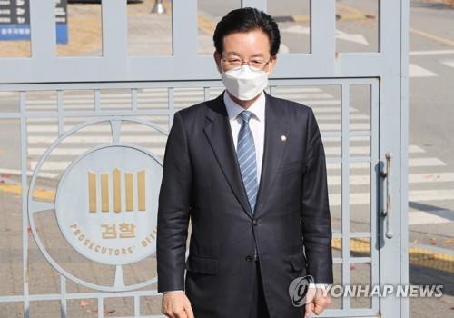 Rep. Jeong Jeong-soon of the ruling Democratic Party poses for photos before heading to the Cheongju District Prosecutors Office on Oct. 31, 2020, to be questioned on alleged campaign accounting fraud and other wrongdoing ahead of the parliamentary election in April. (Yonhap)