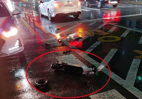 This photo, provided by the Busan Metropolitan Police Agency on April 12, 2020, shows an electric scooter destroyed after crashing into a sedan in the popular Haeundae district on the same day. The scooter rider sustained serious injuries and died later. (PHOTO NOT FOR SALE) (Yonhap)