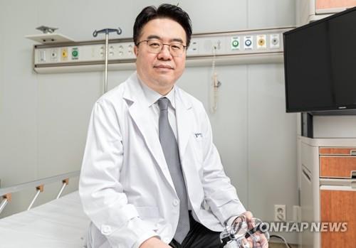 Eom Joong-sik, an infectious disease professor at the Gachon University Gil Medical Center in Incheon, west of Seoul, poses for the camera in this photo provided by the hospital.(PHOTO NOT FOR SALE) (Yonhap)