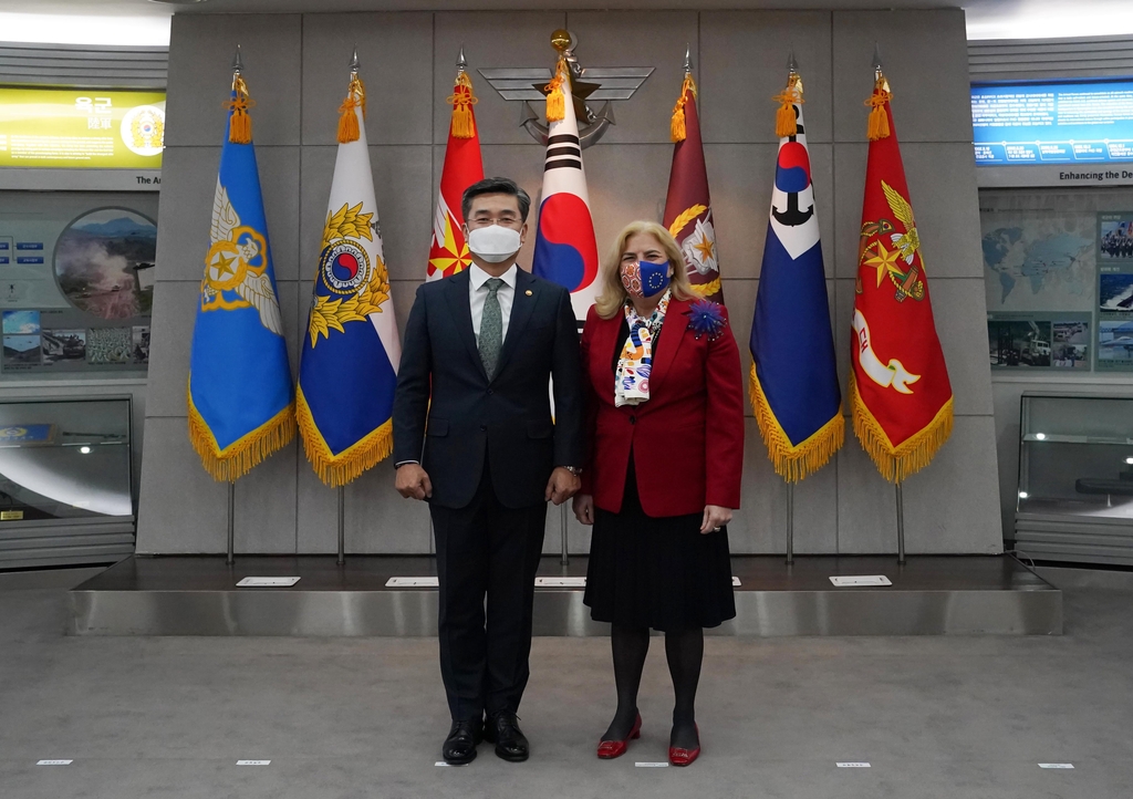 Defense Minister Suh Wook (L) and the European Union's ambassador to South Korea, Maria Castillo Fernandez, pose for a picture ahead of their talks in Seoul on March 3, 2021, in this photo provided by the defense ministry. (PHOTO NOT FOR SALE) (Yonhap)