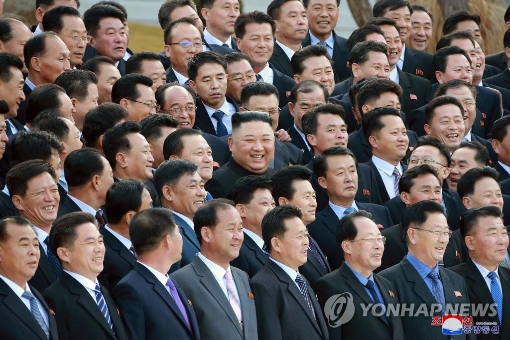 North Korean leader Kim Jong-un (C) holds a photo session on March 6, 2021, with chief secretaries of the city and county party committees as the country's first workshop with the local party officials ended, in this photo released by the North's official Korean Central News Agency. (For Use Only in the Republic of Korea. No Redistribution) (Yonhap)