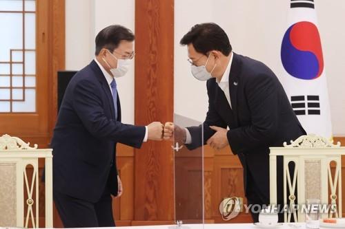 President Moon Jae-in (L) greets Democratic Party leader Rep. Song Young-gil during their meeting at Cheong Wa Dae in Seoul on May 14, 2021. (Yonhap)