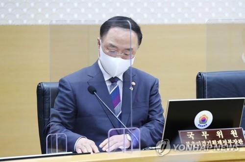 This image shows Finance Minister Hong Nam-ki. (Yonhap) 