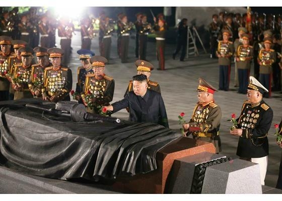 North Korean leader Kim Jong-un (3rd from R) pays respects to fallen soldiers from the 1950-53 Korean War during his visit to the Fatherland Liberation War Martyr's Cemetery in Pyongyang on July 27, 2021, in this photo captured from the website of the Rodong Sinmun. (PHOTO NOT FOR SALE) (Yonhap)