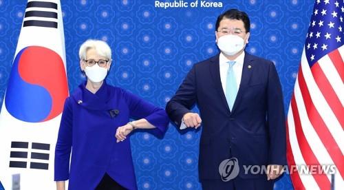 First Vice Foreign Minister Choi Jong-kun (R) and U.S. Deputy Secretary of State Wendy Sherman bump elbows before their talks at the foreign ministry in Seoul on July 23, 2021, in this photo provided by the ministry. (PHOTO NOT FOR SALE) (Yonhap)