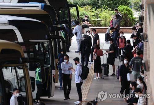 Passengers prepare to board buses at Gangnam Express Bus Terminal in southern Seoul on Sept. 17, 2021. (Yonhap)