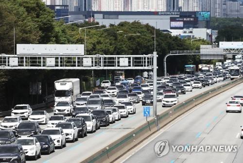 Heavy traffic clogs the southbound lanes on the Gyeongbu Expressway, which links Seoul to Busan, in the city of Osan, Gyeonggi Province, on Sept. 18, 2021, as many people hit the road during the Chuseok holiday. (Yonhap)