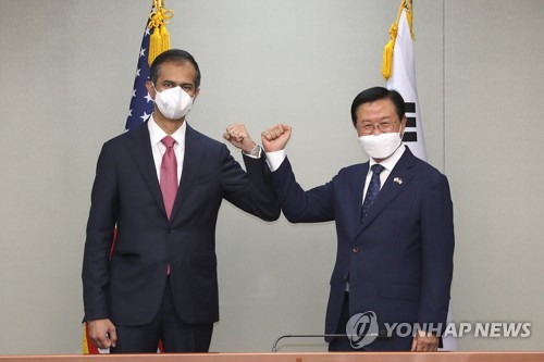 Kim Man-gi (R), South Korea's deputy minister for national defense policy, and Siddharth Mohandas, the U.S. deputy assistant secretary of defense for East Asia, pose for a photo during the South Korea-U.S. Integrated Defense Dialogue in Seoul on Sept. 27, 2021, in this photo released by Seoul's defense ministry. (PHOTO NOT FOR SALE) (Yonhap) 