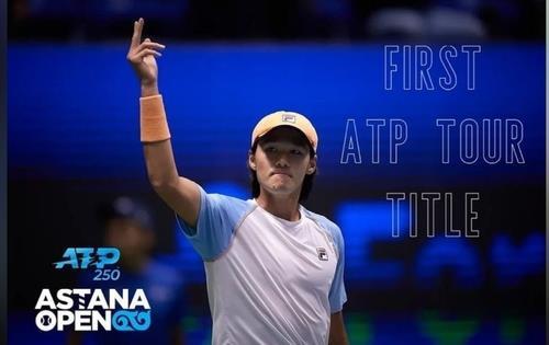 Kwon Soon-woo of South Korea celebrates his victory over James Duckworth of Australia in the men's singles final at the Astana Open on the ATP Tour in Nur-Sultan on Sept. 26, 2021, in this photo provided by the tournament organizers. (PHOTO NOT FOR SALE) (Yonhap)