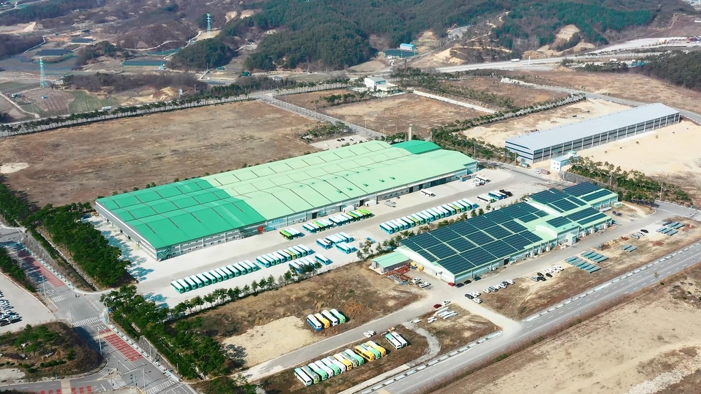 This file photo shows Edison Motors' electric commercial vehicle plant in Hamyang, South Gyeongsang Province. (PHOTO NOT FOR SALE) (Yonhap)