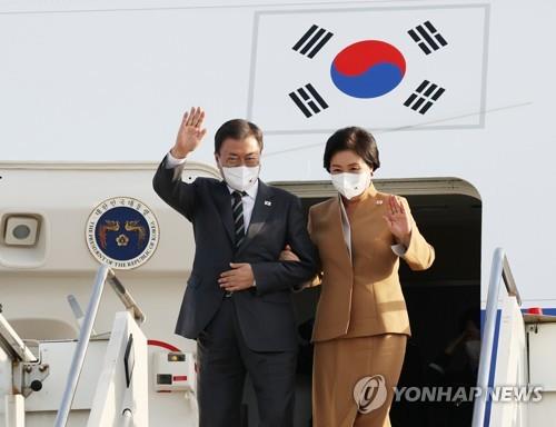 President Moon Jae-in and first lady Kim Jung-sook wave upon arrival in Rome on Oct. 28. (Yonhap)