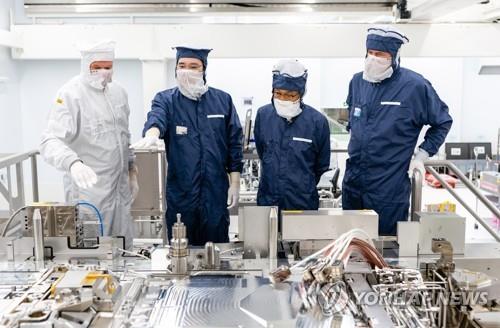 This photo provided by Samsung Electronics Co. on Oct. 14, 2020, shows its Vice Chairman Lee Jae-yong (2nd from L) inspecting EUV equipment for semiconductor manufacturing at ASML's plant in Eindhoven, the Netherlands, on Oct. 13, 2020. (PHOTO NOT FOR SALE) (Yonhap)