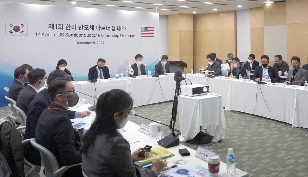 This photo provided by South Korea's Ministry of Trade, Industry and Energy shows officials taking part in the first Korea-U.S. Semiconductor Partnership Dialogue held on Dec. 9, 2021. (PHOTO NOT FOR SALE) (Yonhap)