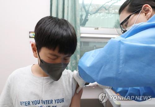 In this photo provided by a ward office in Gwangju, a child gets a COVID-19 vaccine shot at a local clinic in South Korea's southwestern city of Gwangju on March 31, 2022. (Yonhap)