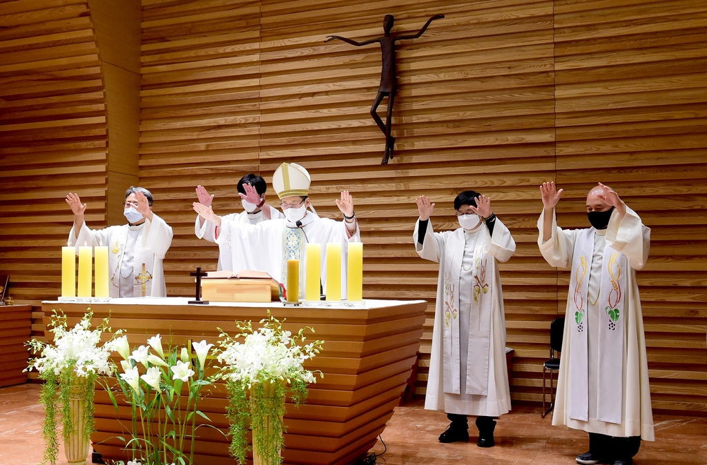 In this photo provided by the Catholic Archdiocese of Seoul, organizers of the SIGNIS World Congress 2022 hold a Mass at Myeongdong Cathedral in central Seoul on May 27, 2022, to pray for the success of the international event set to be held in Seoul from Aug. 15-19. (PHOTO NOT FOR SALE) (Yonhap)