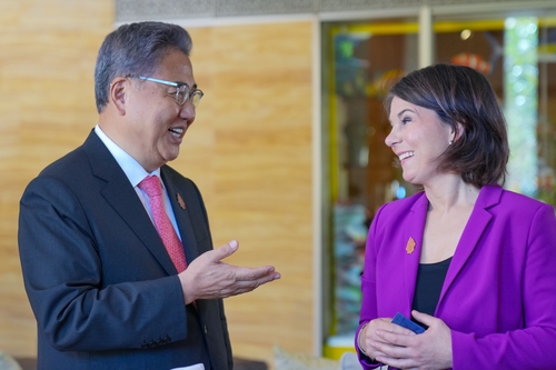 South Korean Foreign Minister Park Jin (L) talks with German Foreign Minister Annalena Baerbock in Bali, Indonesia, on July 8, 2022, on the margins of the G-20 meeting, in this photo provided by Park's office. (PHOTO NOT FOR SALE) (Yonhap)