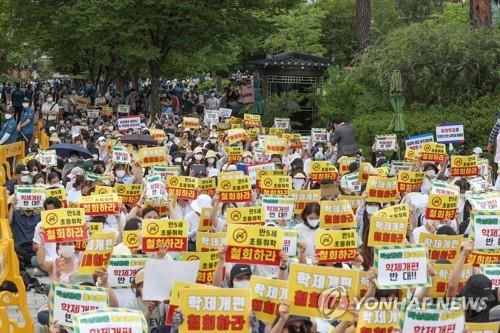 Activists call for withdrawal of the government's plan to lower the school entry age by one year to 5 starting next year in front of the War Memorial of Korea in central Seoul on Aug. 1, 2022. (Yonhap)