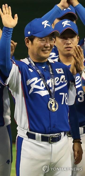 In this file photo from Nov. 21, 2015, South Korea coach Lee Soon-chul celebrates the team's 8-0 victory over the United States in the final of the World Baseball Softball Confederation Premier12 at Tokyo Dome in Tokyo. (Yonhap)