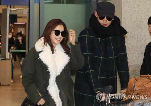 This photo shows singer Rain (R) and his actress wife Kim Tae-hee. (Yonhap)