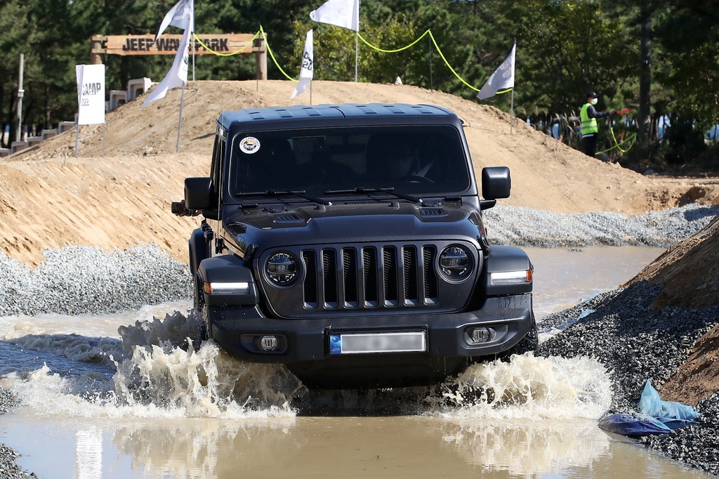 This photo taken on Oct. 20, 2022 shows a Jeep SUV driving through a puddle during the Jeep Camp 2022 media event held in Yangyang, Gangwon Province. (PHOTO NOT FOR SALE)(Yonhap)