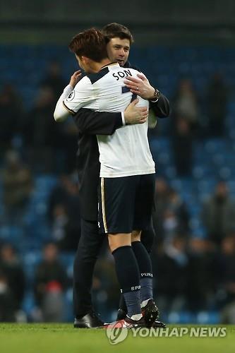 In this EPA file photo from Jan. 21, 2017, Tottenham Hotspur head coach Mauricio Pochettino (L) and his player Son Heung-min embrace after their Premier League match against Manchester City at Etihad Stadium in Manchester, England. (Yonhap)
