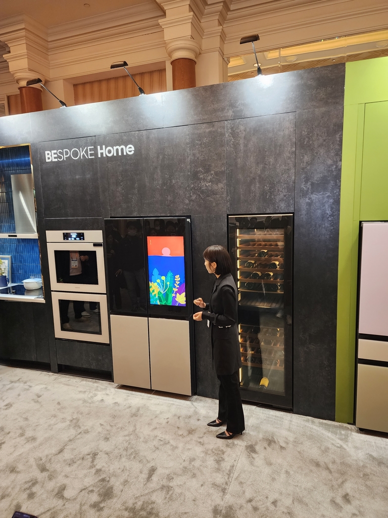 A Samsung employee explains the new Bespoke 4-Door Flex Refrigerator with Family Hub at a hotel in Las Vegas on Jan. 3, 2023. (Yonhap)