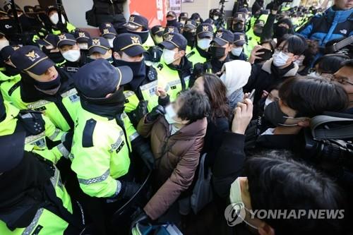 Officials of the Korean Confederation of Trade Unions protest a raid by police and the National Intelligence Service in front of its headquarters in central Seoul on Jan. 18, 2023. (Yonhap)