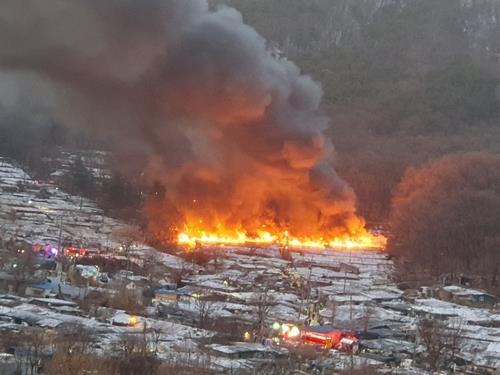 This photo, provided by a reader, shows a fire at Guryong Village, the last remaining slum in Seoul, on Jan. 20, 2023. (PHOTO NOT FOR SALE) (Yonhap)