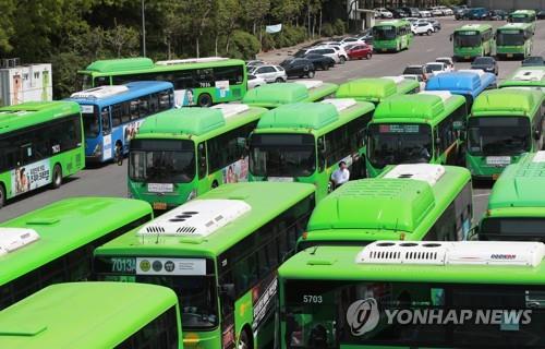 A file photo of city buses in Seoul (Yonhap)