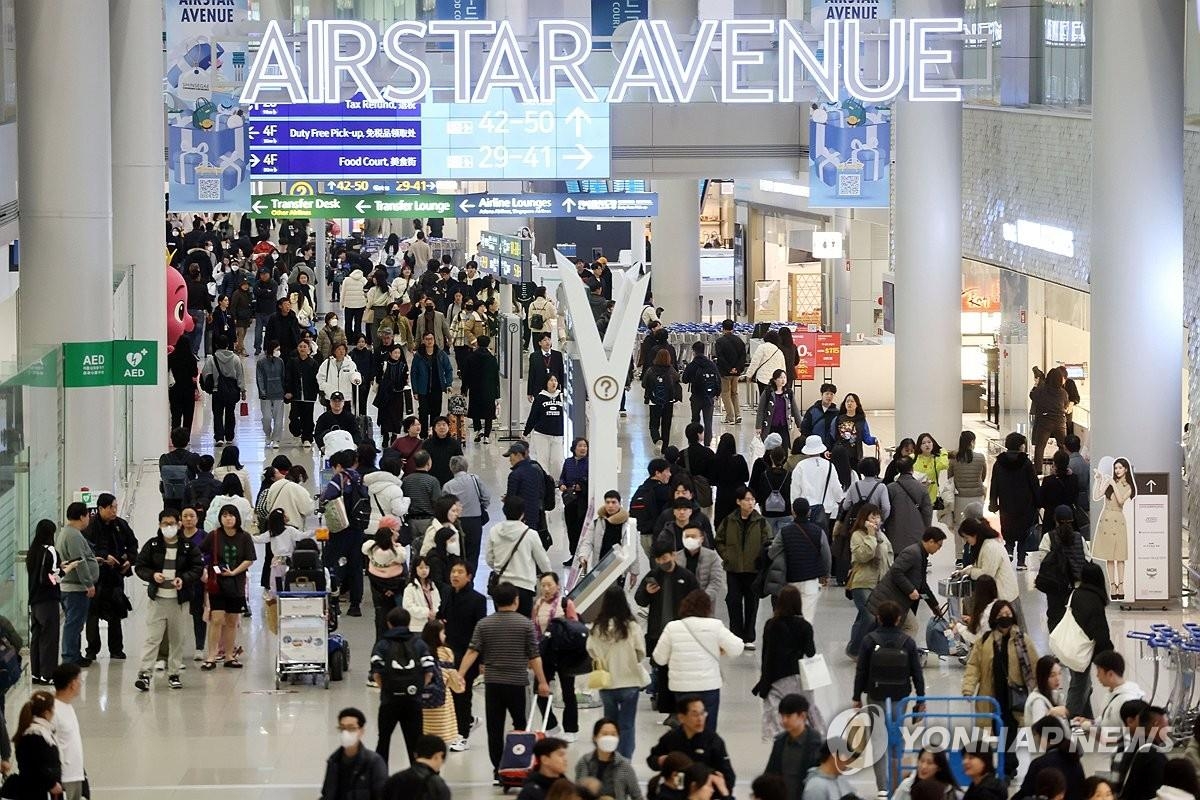 This undated file photo shows passengers at Incheon International Airport in Incheon, 27 kilometers west of Seoul. (Yonhap)