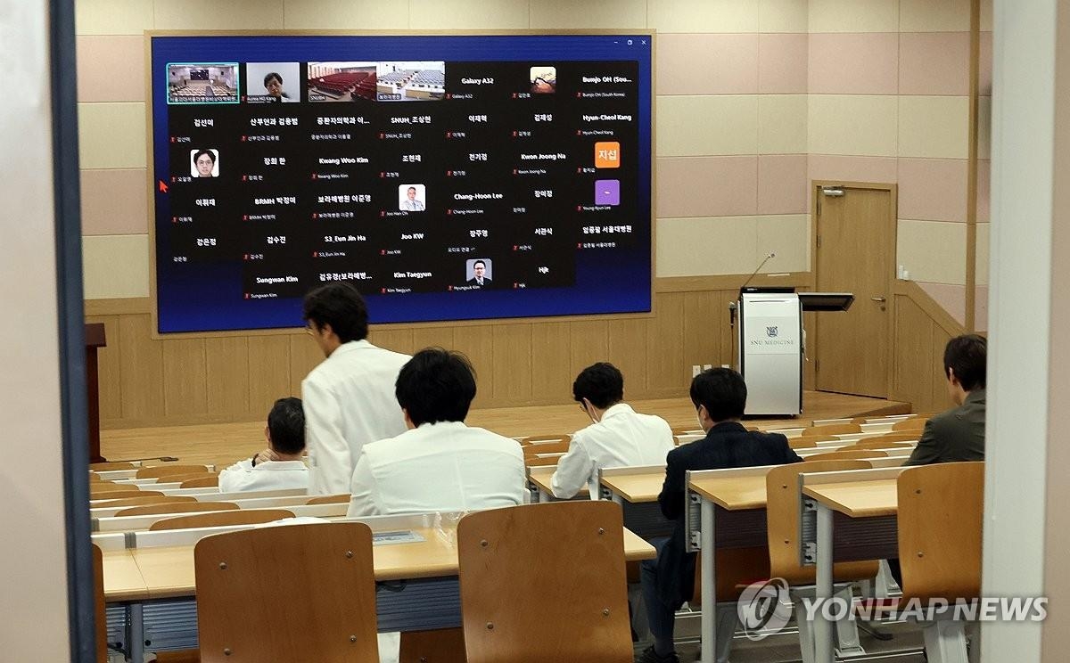 This undated file photo shows members of the emergency committee of Seoul National University College of Medicine and Seoul National University Hospital holding an online conference on a possible strike against the government's medical reform plan. (Yonhap)