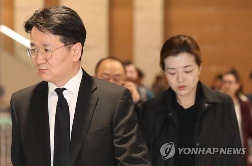 Le fils aîné Cho Won-tae et la fille cadette Cho Hyeon-min du patron défunt du groupe Hanjin et PDG de Korean Air Lines Co., Cho Yang-ho, arrivent à l'aéroport international d'Incheon le vendredi 12 avril 2019 pour les funérailles. 