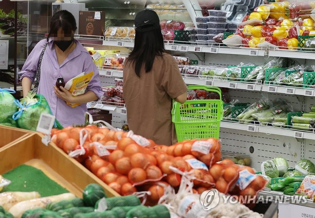 Des clients sélectionnent des légumes dans un supermarché de Séoul, le 26 juin 2022. La facture alimentaire moyenne d'un ménage de quatre personnes au premier trimestre 2022 a bondi de 9,7% en glissement annuel pour atteindre 1,06 million de wons (823 dollars), selon les données compilées par Statistique Corée (KOSTAT). (Photo d'archives)