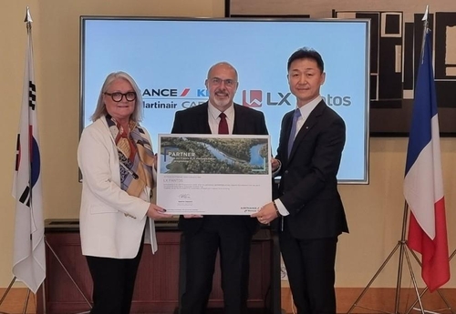 La directrice d'Air France-KLM, Béatrice Delpuech (à g.), l'ambassadeur de France en Corée du Sud, Philippe Lefort (au c.) et le vice-président de LX Pantos, Lee Yong-ho, posent pour une séance photos après avoir signé un accord de coopération, le mardi 15 novembre 2022, à l'ambassade de France en Corée du Sud à Seodaemun, dans l'ouest de Séoul. (Photo fournie par LX Pantox. Revente et archivage interdits)
