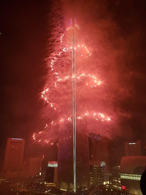 ロッテワールドタワーで行われた花火ショー＝２日、ソウル（聯合ニュース）