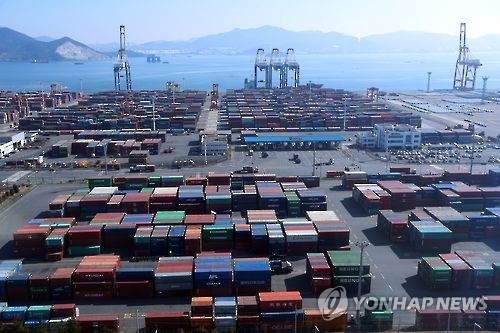 韓国の港に積まれた貿易用コンテナ（資料写真）＝（聯合ニュース）