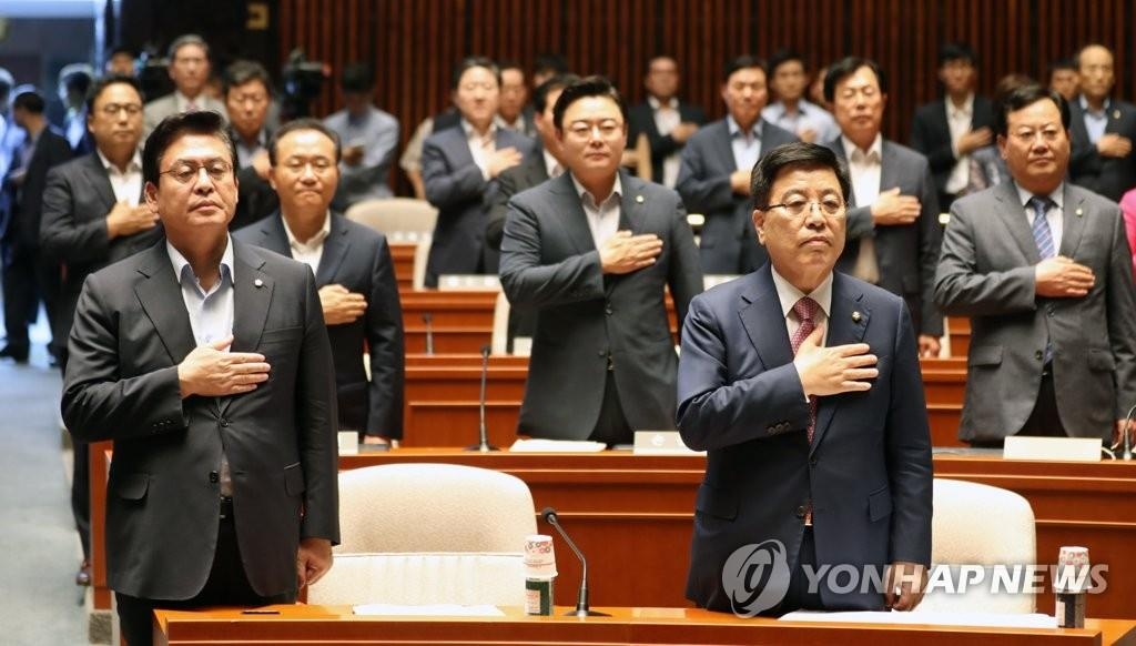 自由韓国党の議員総会に出席した鄭宇沢・院内代表（前列左）＝１６日、ソウル（聯合ニュース）