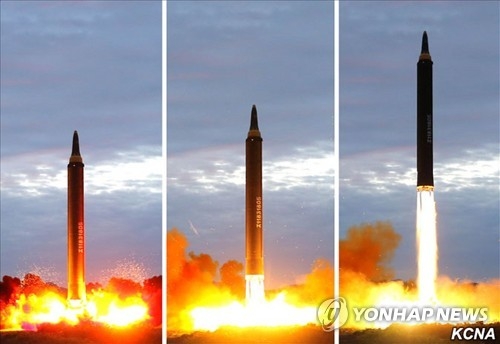 北朝鮮が２９日に発射した中距離戦略弾道ミサイル「火星１２」（朝鮮中央通信ＨＰより）＝３０日、ソウル（聯合ニュース）