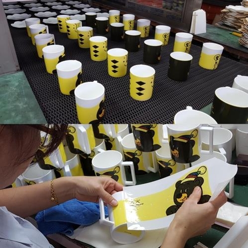 韓国陶磁器の清州の工場ではマスコットをあしらったマグカップの生産がピークを迎えている（同社提供）＝（聯合ニュース）