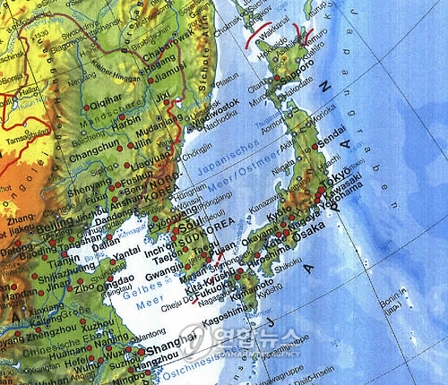 「東海」と「日本海」を併記しているオーストリアの教科書（資料写真）＝（聯合ニュース）