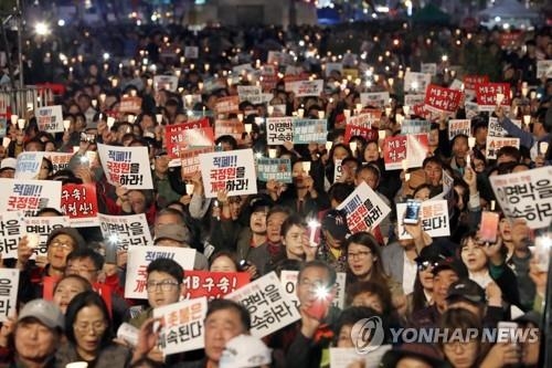 １０月２８日、朴槿恵氏の退陣を求めて行われた「ろうそく集会」から１年になることを記念する集会がソウル都心の光化門広場で開かれた（資料写真）＝（聯合ニュース）