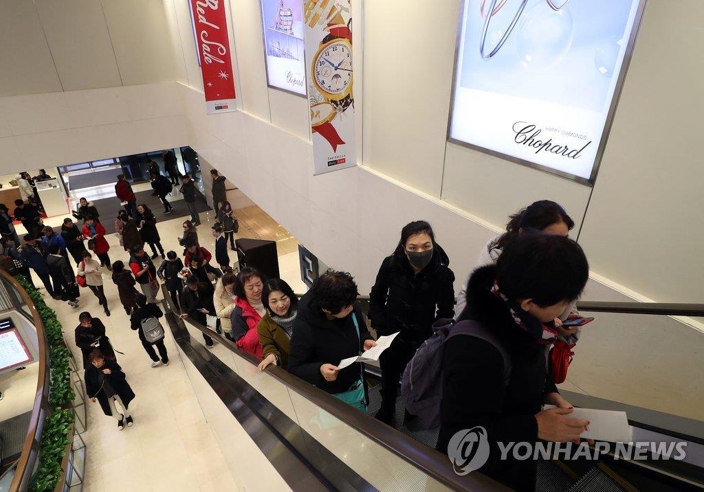 韓国を訪れる中国人観光客は前年に比べ減少している。免税店を訪れた中国人客（資料写真）＝（聯合ニュース）