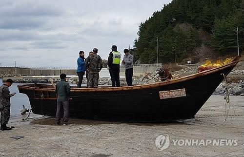鬱陵島沖で７日に発見された北朝鮮のものとみられる木造船。中から４人の遺体が見つかった（読者提供）＝（聯合ニュース）