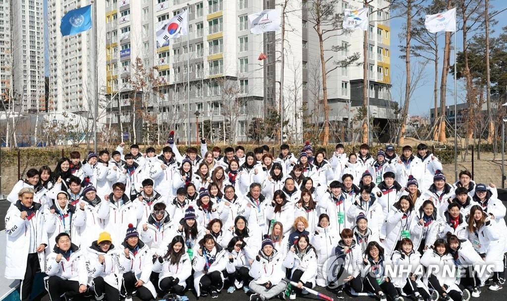 解団式で記念撮影を行う韓国選手団＝２６日、江陵（聯合ニュース）